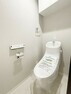 トイレ 【トイレ】快適な温水洗浄便座付トイレ。トイレットペーパーの収納に便利な吊戸棚付きです。