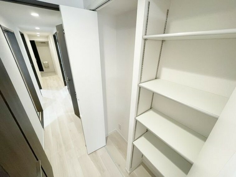 収納 【リビング物入】リビングの物入は右側が可動棚となっており、左側には掃除機など背の高い物を入れられます。