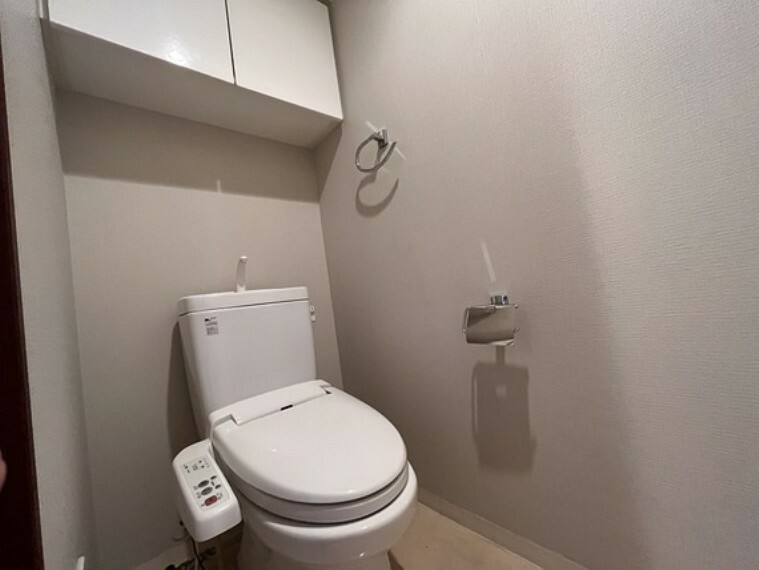 トイレ トイレには温水洗浄機能完備！上部吊戸棚付きでストックにも便利です