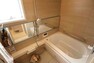 浴室 浴室自然光の差し込む窓もあり、毎日の入浴が贅沢なものになりますね。［2023年10月16日撮影］