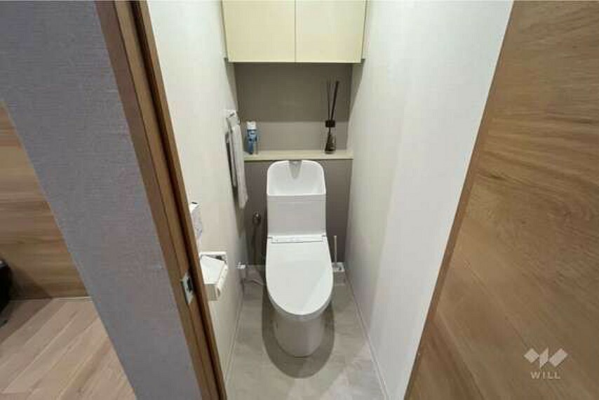 トイレ トイレは温水洗浄機能便座付き！収納棚も上部についているので、収納性も高く便利ですね！