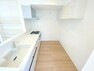 キッチン ■上部には収納付きで空間を広く使えますね！