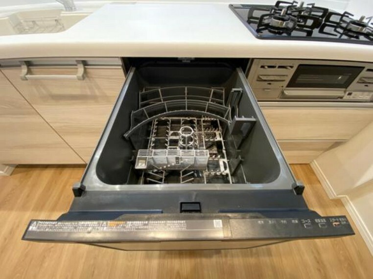 毎日の洗い物…大変ですよね。そんな負担を軽減してくれる食洗機ついていますよ！