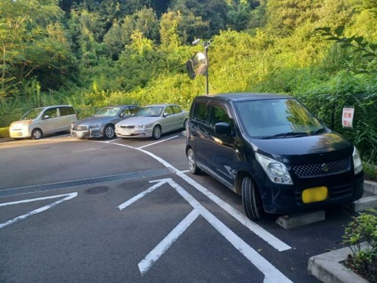 駐車場 車一台あたりに必要なスペースは、標準サイズの普通自動車で横幅2m50cm、長さ5mは必要になります。ただし、乗降のことも考慮して横幅3m30cm、長さ5m50cmほどは確保できるところを選びましょう。