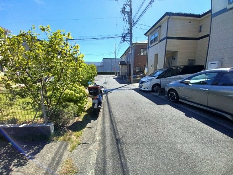 現況写真 お持ちの車種によっては前面道路が広い方が便利でしょう。しかし、前面道路が広ければその分交通量が多くなるため、騒音などが気になる場合があります。実際に現地を見学し、周辺交通量や騒音などを確認しましょう！