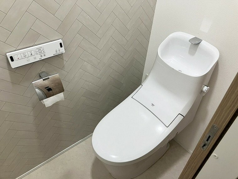 トイレ 【1階トイレ】トイレには快適な温水洗浄便座付。2階にも設置されていますので忙しい朝も安心です