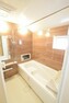 浴室 【バス】 飽きの来ないシンプルかつお洒落なデザインの浴室となっております。日々の疲れを癒してくれる贅沢な空間となっております。お子様とご一緒に入浴しても十分な広さがございます。