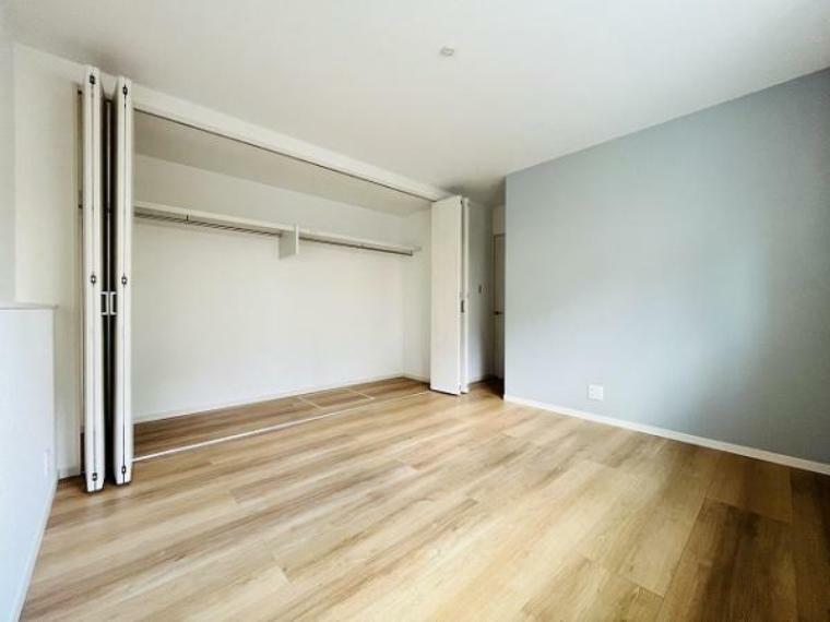 収納 寝室のクローゼット。収納スペースをしっかり設けることで、お部屋を広く使うことができます。