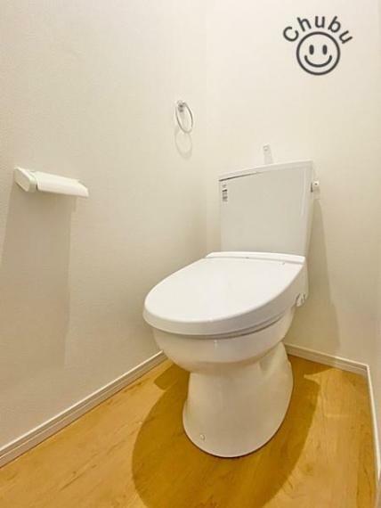 スタンダードな手洗いタンク一体型・暖房洗浄便座付きトイレ