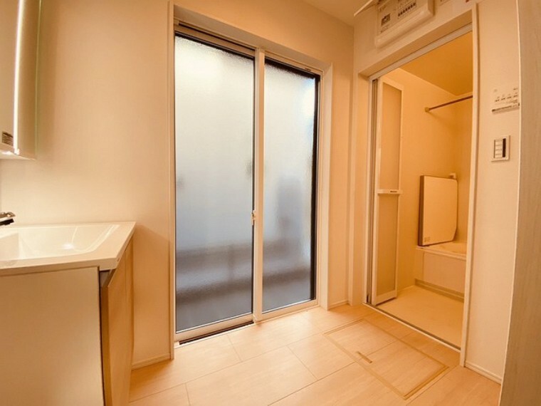 脱衣場 使い勝手の良い洗面台、窓があることで換気もしやすく清潔感のある空間を保てます。
