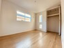 洋室 どんな家具にでも相性が良い清潔感ある白色調のクロスを採用。主張しすぎない配色、耐久性にも優れた床材は日々のメンテナンスも楽に、快適に過ごして頂けるよう考えられています。