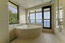 浴室 海を眺めながらお風呂が楽しめる贅沢な空間。