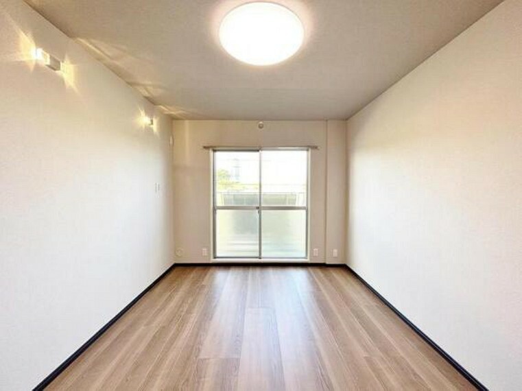 洋室 白を基調とした部屋は、部屋をより広く見せてくれます。光を反射するので部屋を明るく美しく見せる効果もあります。また、家具の色で部屋の雰囲気を自分のカラーにつくり上げることもできます。