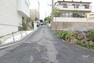 現況写真 物件の西側前面道路（南側から）［2023年8月22日撮影］