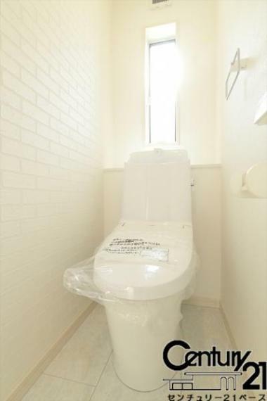 トイレ ■現地撮影写真■ウォシュレット完備！トルネード洗浄・フチなし形状でお手入れも楽々ですね！