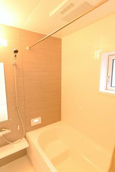 浴室 ゆったりとした広さのバスルーム。浴室暖房乾燥機付きで雨の日でも洗濯物を干すことができます。