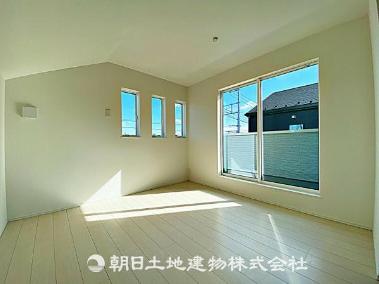 寝室 大きな窓からたっぷりと陽光が注がれる明るい空間。家族の成長に対応できる永住仕様の間取り。