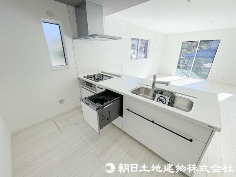 ダイニングキッチン キッチンスペースは広く、食洗器も付いておりますので日々の家事の負担を軽減してくれます！