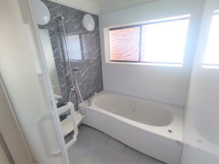 浴室 浴室は1坪タイプのリクシル製ユニットバスに新品交換しました。床は足裏に密着する微細な凹凸になっているので、すべりにくく安全です。