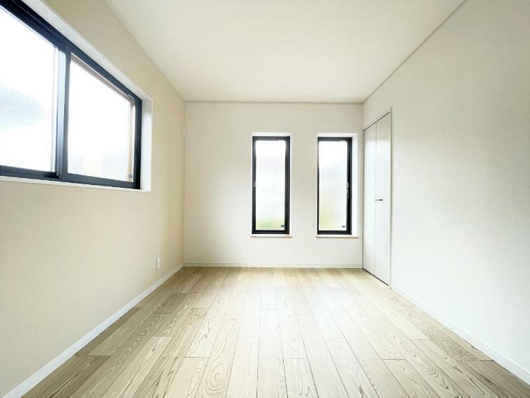 （2階・洋室）二面採光・風を取りこみやすい清潔感のあるお部屋です！