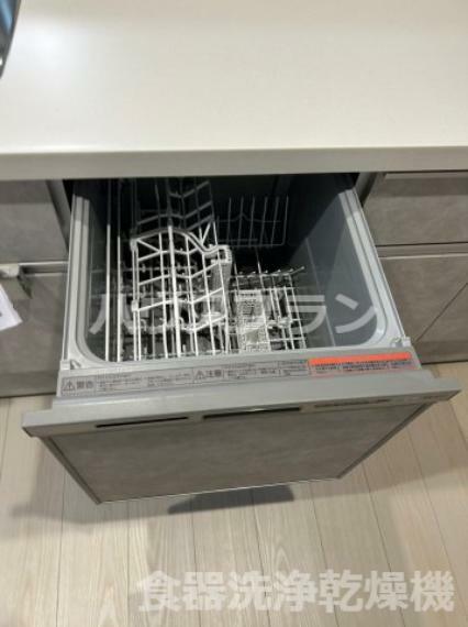 構造・工法・仕様 システムキッチンに組み込むタイプのビルトイン型食洗機。据え置き・卓上型と異なり、キッチン周りがすっきりするのが特徴です。設置場所を確保する必要がなく、キッチンを広く使えます。手荒れの心配も軽減します。
