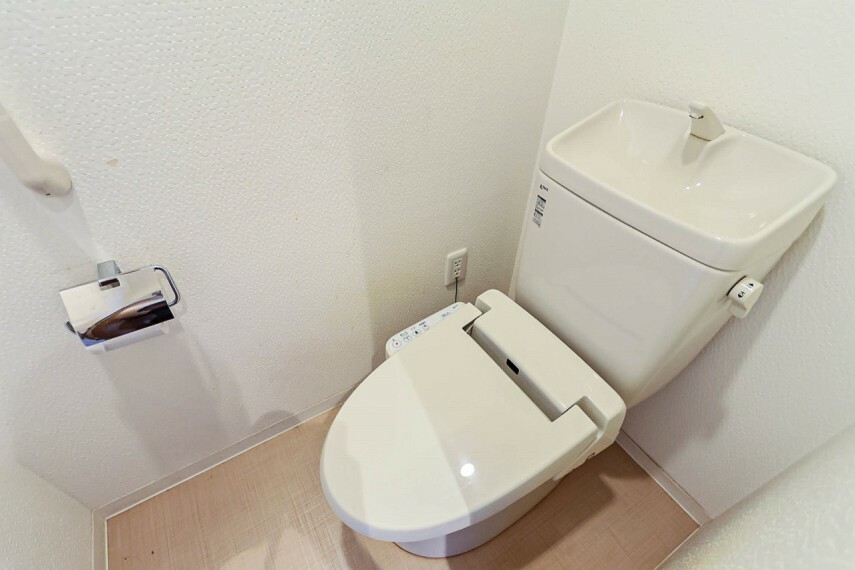 トイレ トイレはほどよい空間。居心地のよいスペースといえます。落ち着き、ホッとでき、我にかえる場所。トイレは自分をみつめる場所でもあるのです。
