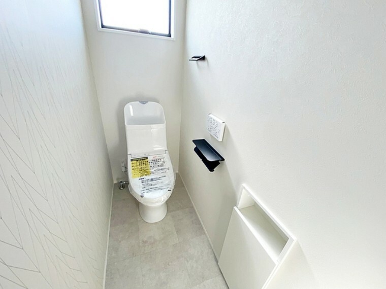 トイレ 窓があり温水洗浄機能の付いた快適なトイレを1階と2階に設置。使用が重なる朝も2ヶ所あれば安心ですね！   窓付きで換気がしやすいトイレ！収納スペースもあります。