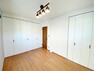 洋室 【洋室6帖】 白を基調にしたシンプルで使いやすい洋室です。  二面にクローゼットがあるのでたくさんの物が収納できます。
