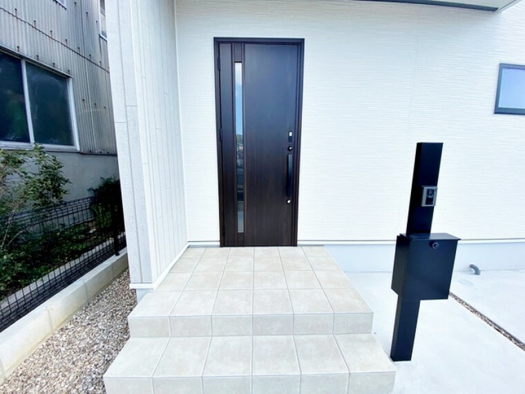 玄関 住まいの第一印象を決める明るい玄関。  玄関横にはポストとインターホン一体型のシンプルな門柱が設置されています。