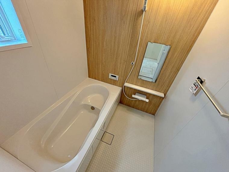 浴室 ゆったり入れる浴槽、一日の疲れを癒してくれるくつろぎのバスタイムを… 木目調のパネルがアクセントです。
