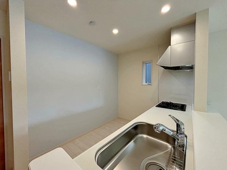 キッチン キッチン裏は冷蔵庫や食器棚を置くのに十分なスペースを確保。 落ち着いた色味のアクセントクロスを壁の一部に使うとより清潔感のある空間になります。