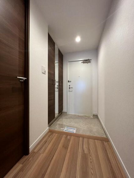 散らかりがちな玄関スペースはトールサイズの下足収納を完備でいつでもスッキリとした空間を保てます！