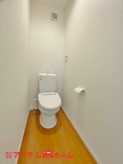 トイレ 5号棟 温水での洗浄機能がついておりますので、 清潔かつ衛生面も安心です。