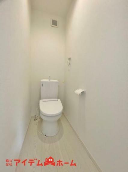 トイレ 4号棟 温水での洗浄機能がついておりますので、 清潔かつ衛生面も安心です。