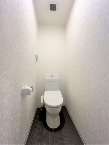 【リフォーム後】トイレはTOTO製の温水洗浄機能付きに新品交換します。表面は凹凸がないため汚れが付きにくく、継ぎ目のない形状でお手入れが簡単です。節水機能付きなのでお財布にも優しいですね。