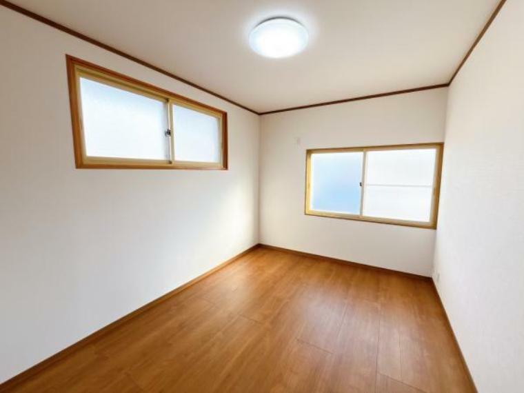【リフォーム済】2階洋室6帖の床はフローリング重ね張り、天井・壁のクロスの張替えを行います。