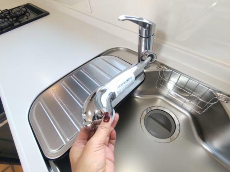 外観写真 【リフォーム済】キッチンの水栓は浄水付（カートリッチ）です。ノズルが伸びるのでシンクのお手入れに重宝します。