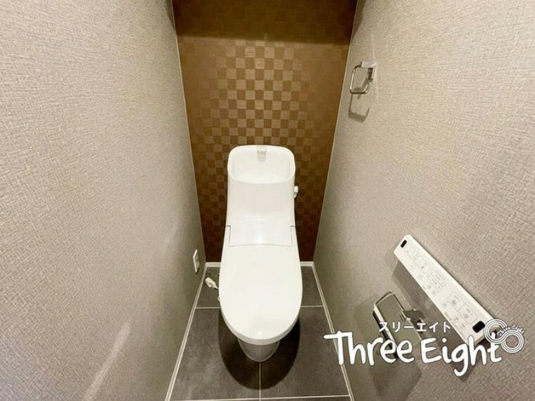 トイレも落ち着きがあり、高級感のある雰囲気。ウォシュレットは壁付けタイプなので、使いやすいです。