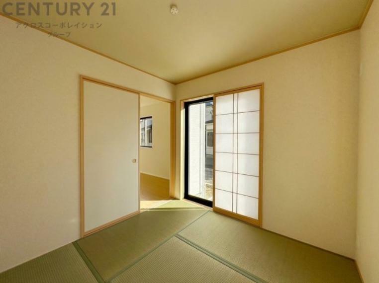和室 リビング横の和室スペースはリビングと続きで利用してもデザイン性のとれる洋風和室になります。やっぱり一室は欲しい和室は客間や小さなお子様の寝かせ付けなどにも便利です。