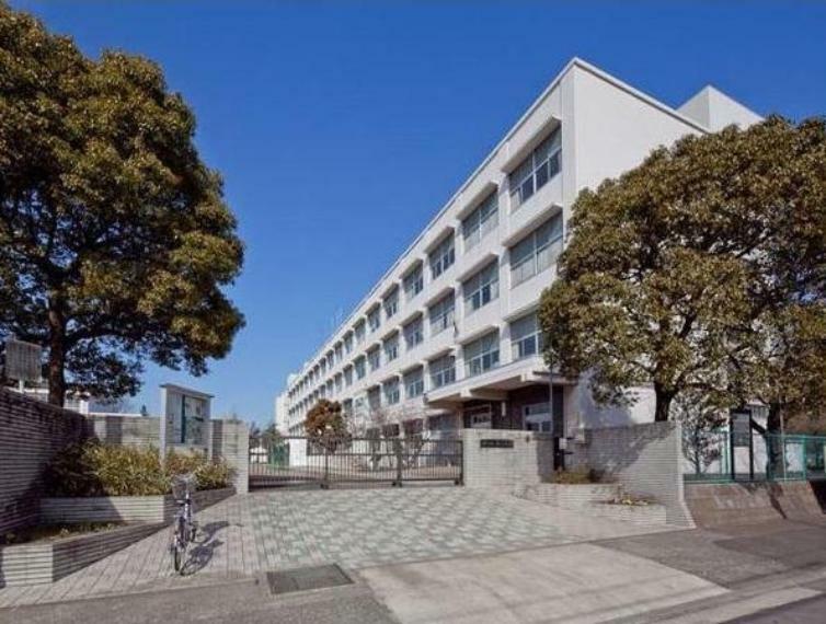 小学校 横浜市立鉄小学校 1873年に開校。横浜市の小学校の中でも最も古い学校のひとつ。
