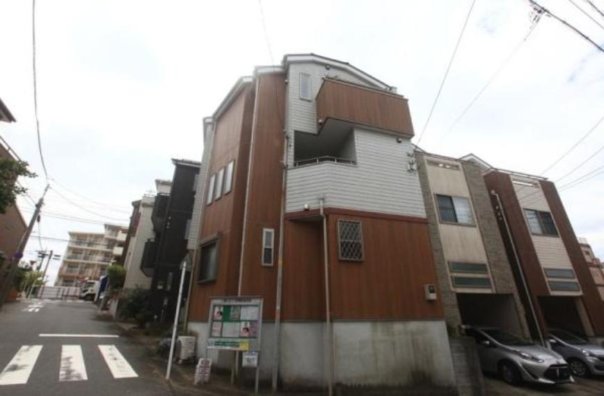 前面道路を含む現地写真です。周辺は住宅が並び落ち着いた雰囲気が感じられます。駅が近く交通の利便性も良好でございます。