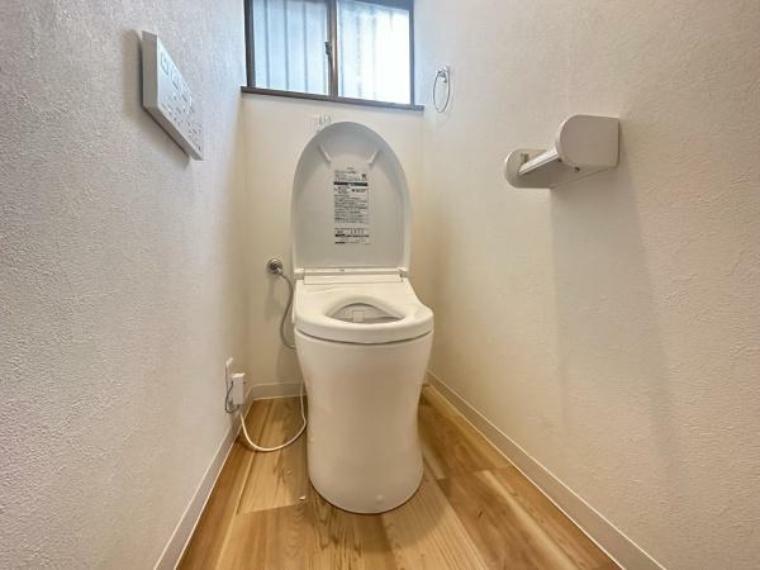 トイレは1・2階に設置され、ウォッシュレットが内蔵されているので使用後はスッキリ爽快！小窓が付いているので換気もしやすいです！
