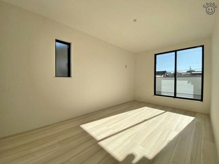 寝室 8帖洋室　バルコニーへ出られる大きな窓からは陽射しが注ぎ込み快適な空間を実現