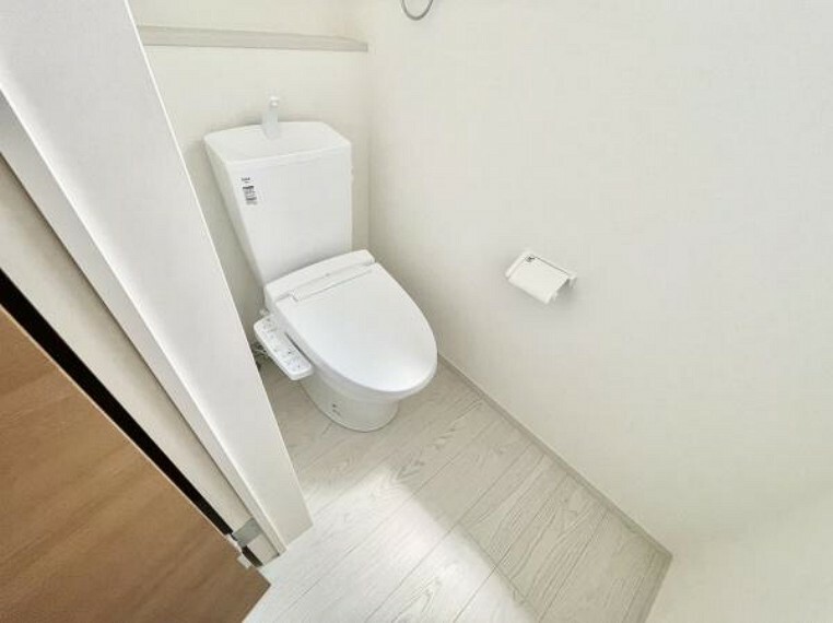 トイレ ■■Toilet■■ 清潔な空間を保ちたいトイレはオフホワイトでまとめました。毎日使う場所だからこそお手入れも楽々にできる機能が搭載されております。汚れが付着しにくい便器はお掃除も楽々です。