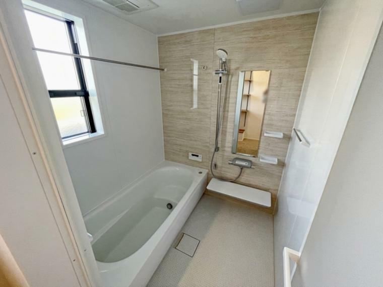 浴室 浴室は1坪タイプで親子一緒に入浴しても広くご利用できます！ステップ付きの浴槽は節水効果も。