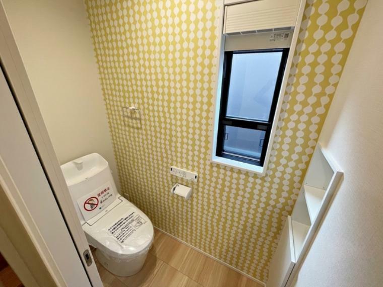 トイレ 窓があり自然の風や日差しで気持ちの良い開放感のあるトイレ  アクセントクロスがポイントです。