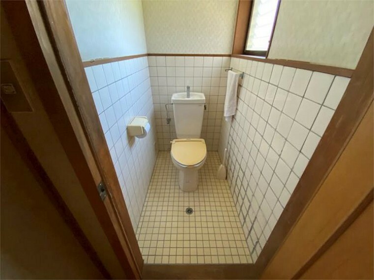 トイレ 奥の6帖和室横のトイレ。お家が広いのでトイレが複数あると便利です