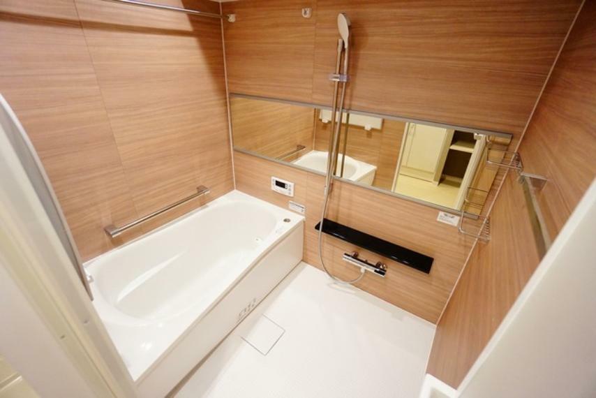 浴室 ゆったりくつろげるバスルーム。横長の鏡が空間に奥行をもたらし、広々としたバスルームを印象付けています。