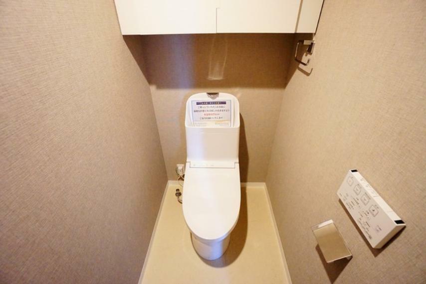 トイレ 壁リモコンタイプの温水、暖房、ウォシュレット付き。すっきりした見た目で、トイレ奥の掃除もしやすいです。