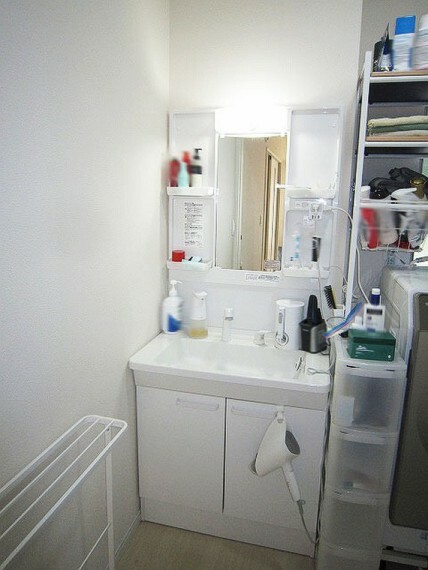 洗面化粧台 【洗面所】収納棚がありメイク道具などが収納できます。